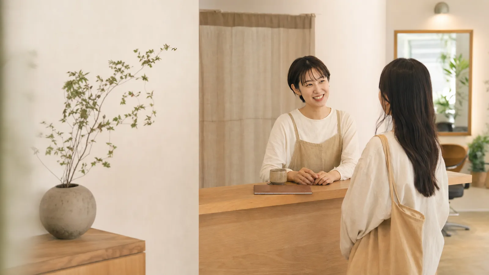 美容師が受付でお客様を迎えている様子